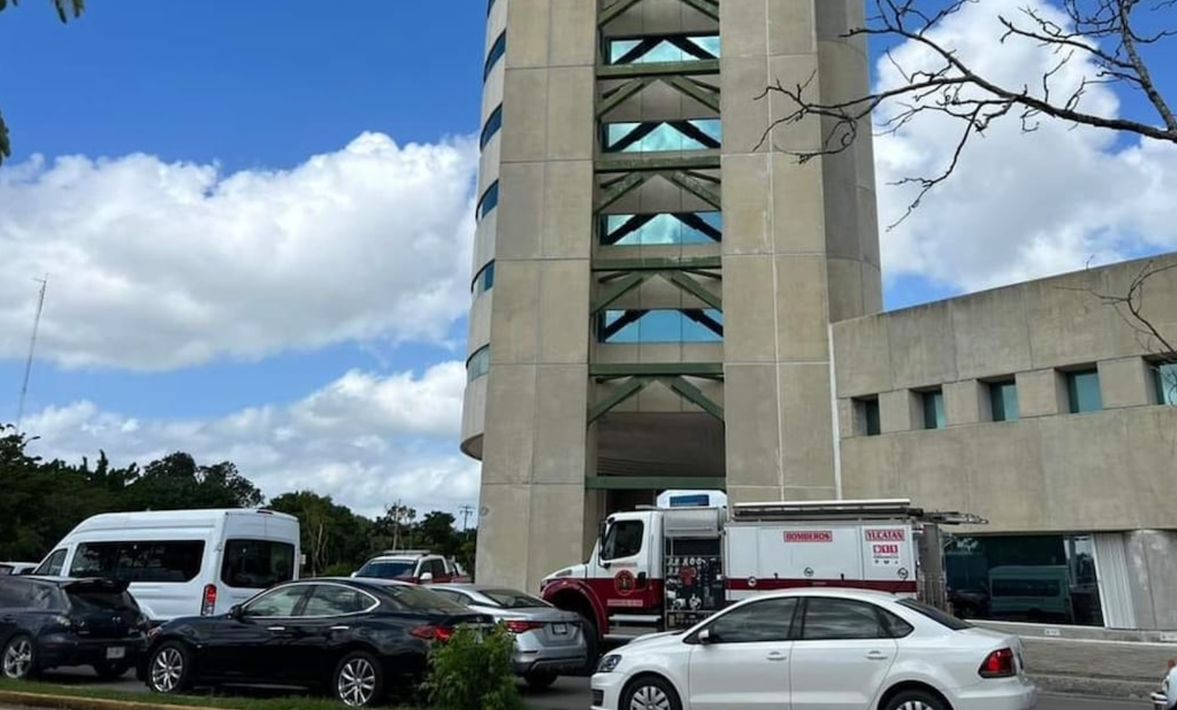 Reportan incendio en torre Banamex de Mérida